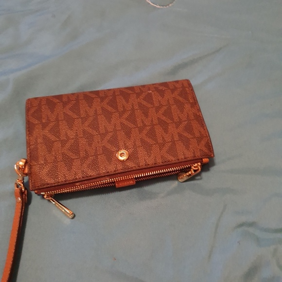 MICHAEL KORS Wristlet - Picture 1 of 3